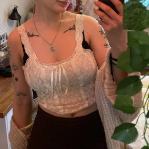 Topp - Söt krämvit/aprikos topp som inte kommer till användning! Stretchig och skön. Endast använd en gång 