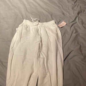 Linnebyxor - Ett par linnebyxor från Nelly i st 34, säker för att jag har andra och då kommer dom inte till användning💞