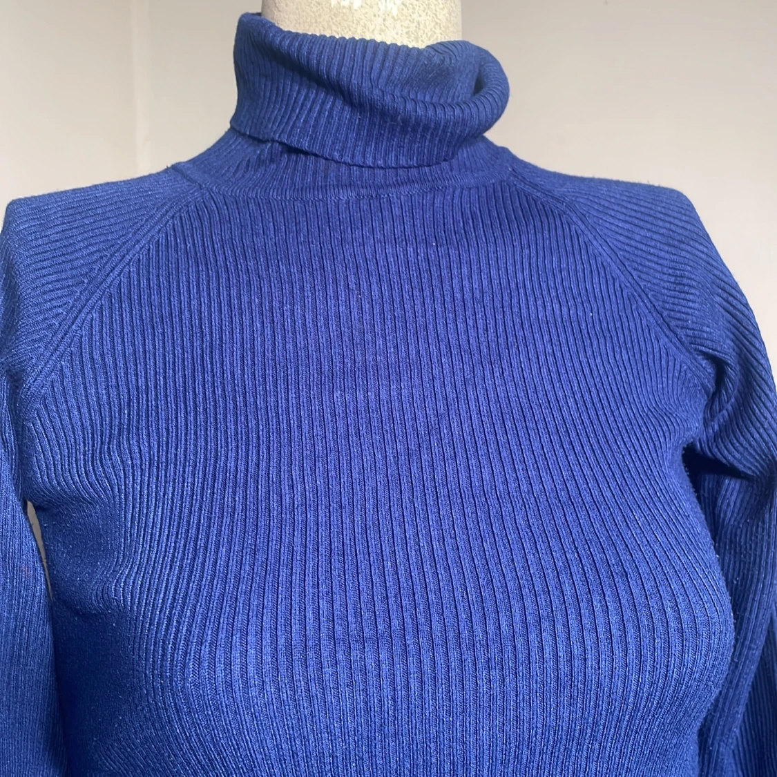 Blå ribbad tröja med polokrage - 90