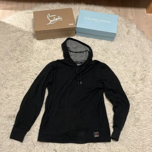 STICKAD POLO RALPH LAUREN HOODIE - Tja säljer nu denna stickade Polo Ralph lauren hoodie. Otroligt snygg nu till hösten och vintern. Väldigt skönt material. Färgen är en väldigt mörk grå. Storlek m passar dig runt 180. Vid intresse skriv till mig!😁