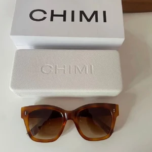 Bruna solglasögon från CHIMI - Säljer ett par snygga bruna solglasögon från CHIMI. De har en fyrkantig form och kommer med ett stilrent fodral. Perfekta för soliga dagar och ger en cool look!❣️