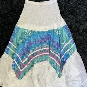 Vit långkjol🤍💚💙💗 - Superfin kjol! Lite genomskinlig💙💚🩷