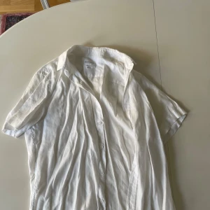 Massimo dutti vit kortärmad linneskjorta - Väldigt bra skick. Vid frågor, skriv! 