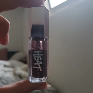 Fenty beauty - Sjukt vacker mem använder ej FUNKAR PÅRIKGT! Super vacker färg men vill bli av med den för har för mycket smink❤️ Mer än hälften kvar, syns på bilden!