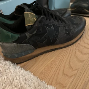 Valentino rockrunners  - Fräscha rockrunner  Kan tänka mig byta mot flycrews Strl 41,5 passar även 42