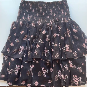 Kjol i nyskick - Helt oanvänd volangkjol från Sofie Schnoor med glittriga detaljer och blommigt mönster. Varan är i toppskick utan några skador. Kan även användas som topp över t.ex shorts💕