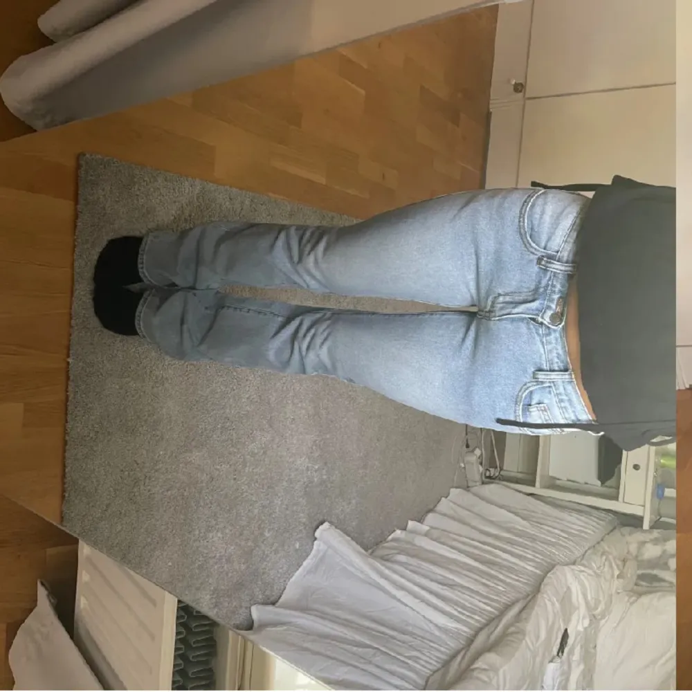 Super snygga bootcut jeans🥰🥰 Midjemåttet:37 rakt över. Innerbenslängden :79 cm. Tryck på köp nu ifall ni vill köpa . Farkut & Housut.