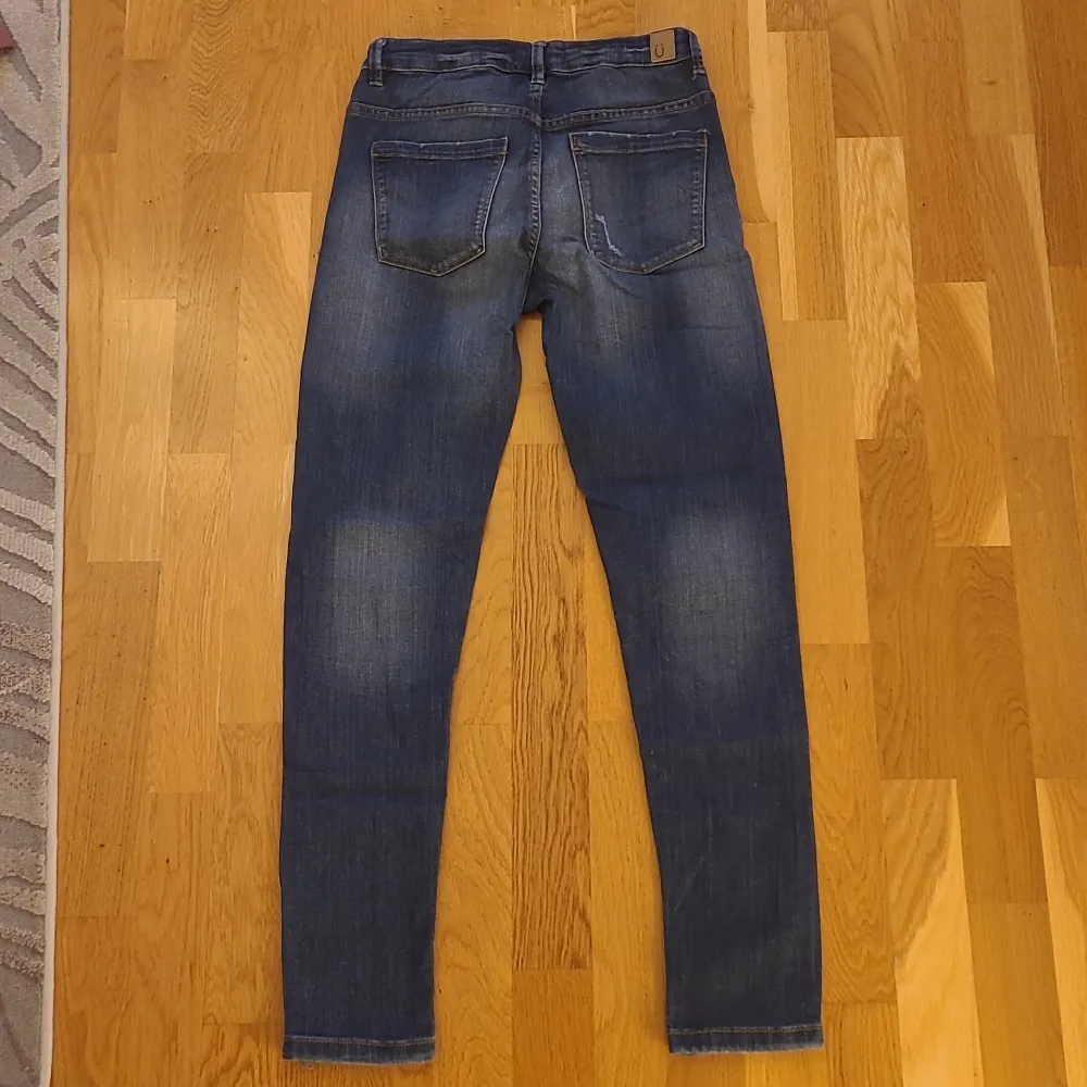 Snygga blå jeans med slitningar från KappAhl. Storlek 164 och har en skön passform. Nyskick. Köparen står för frakten . Jeans & Byxor.