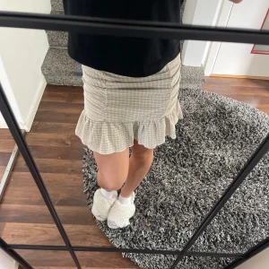 Kjol - En fin kjol som inte används på länge. Den är använd men i väldigt bra skick💕