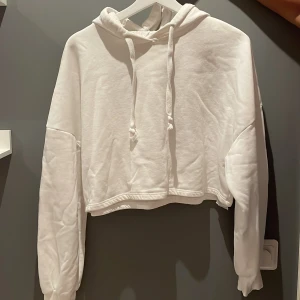 Kroppad hoodie - Använd fåtal gånger, i bra skick, nypris ca 399kr