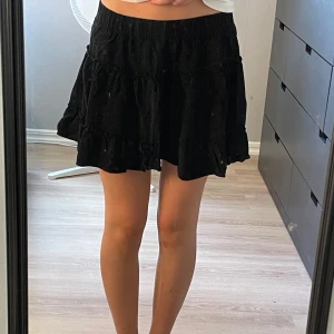 Kjol - Säljer denna gulliga volang-kjolen då den inte används längre. Inga defekter.