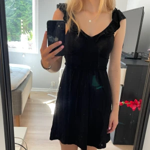 Klänning - Säljer denna superfina klänning då den inte kommer till användning. Knuten runt midjar går att justera. Matrealet är tunnt och lent.