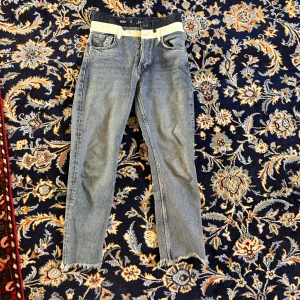 Coola jeans?!! 🤩⭐️ - Högmidjade jeans från Bik bok! Har coola linjer där uppe och passar perfekt till magtröjor! 💖😝 Realtivt oanvända - men helt fläck- och hålfria!!  Har vanligtvis storlekarna 34/36 på jeans och är 1,61 m lång.  
