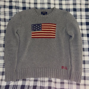 Ralph Lauren Flagg Tröja - Intressekoll på denna Ralph Lauren flag tröjan, skicket är 9.5/10 och har inga defekter, som ny | Passar 160-170
