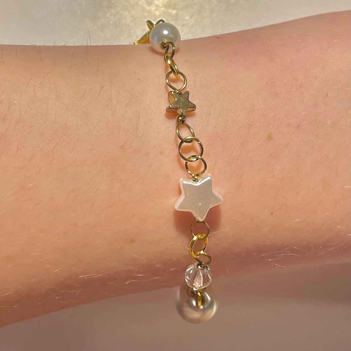 Guldarmband med stjärnor och pärlor - 90