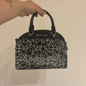 Michael kors Väska - Så cool väska från Michael Kors 💕 Har inte kvar dustbagen och kvittot så där av det låga priset Axelbandet medföljer