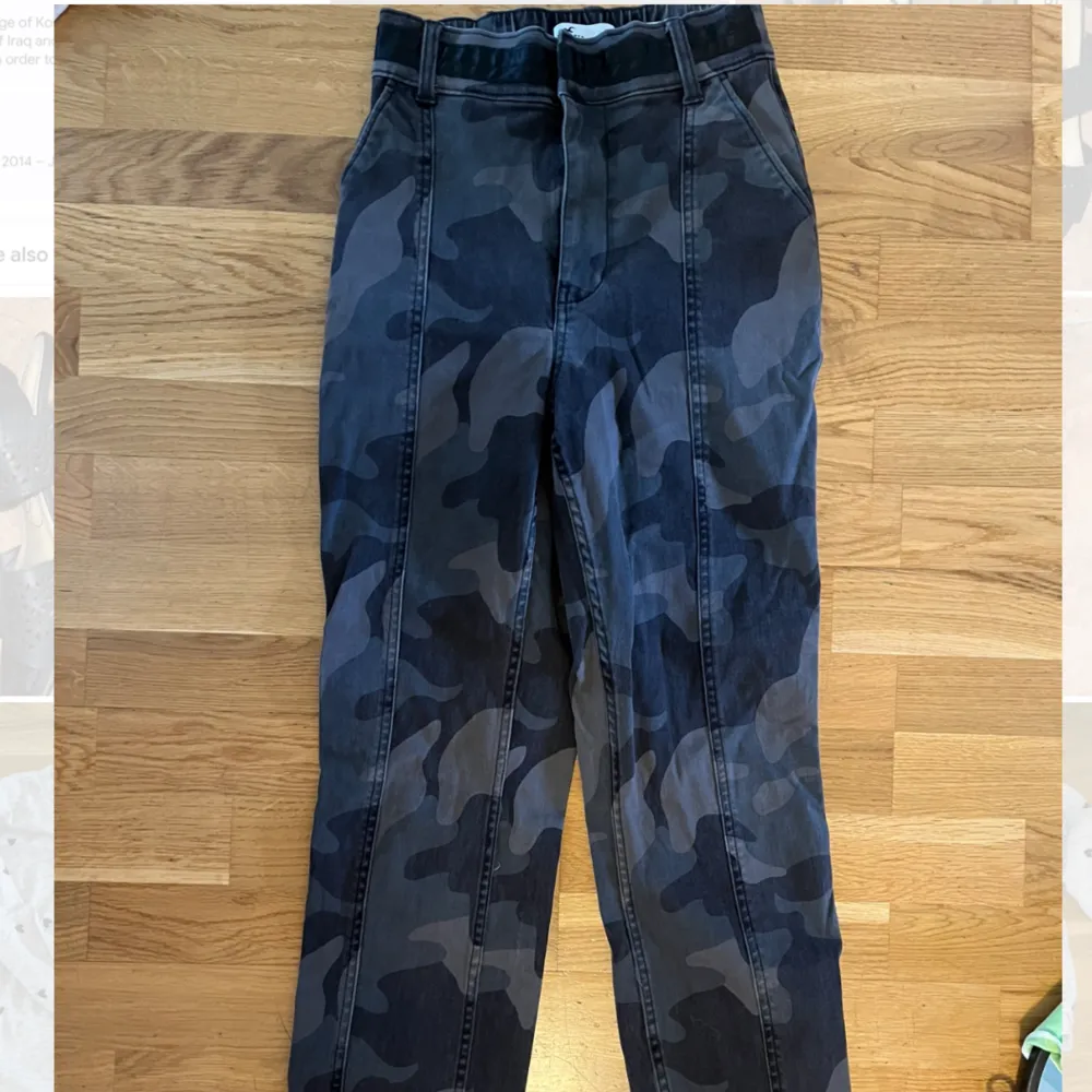 Camouflage byxor från Hollister från ca 5 år sedan. Utmärkt skick eftersom jag använde de endast en gång. Högmidja med resår i midjan och nere vid fötterna. Skriv om du undrar något💗passar Xs-S. Farkut & Housut.