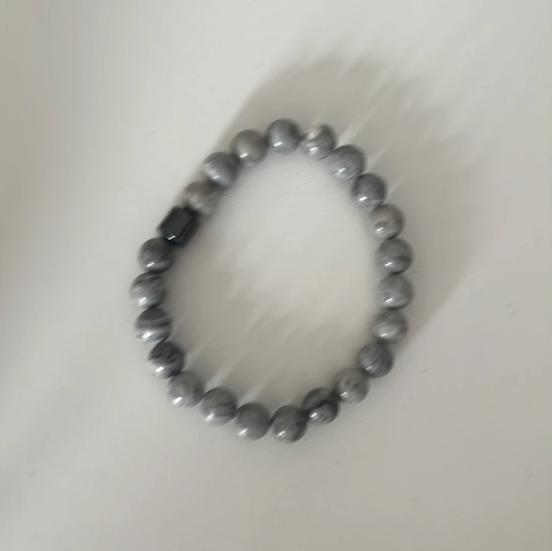 Snyggt grått armband