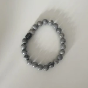 Snyggt grått armband - Pris går att diskutera. Passar till alla stilar.
