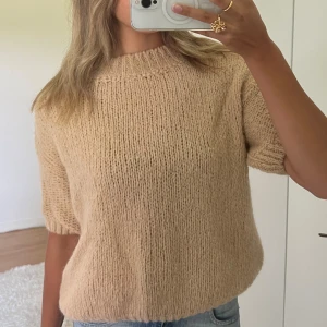 Stickad kortärmad tröja - Perfekt skick