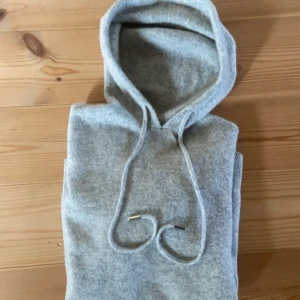 Kashmir Hoodie - Skick: 8/10, har inga defekter förutom att den är lite nopprig | Kan gå ner i pris vid snabb affär | modellen är 168 cm | Det är inget märke