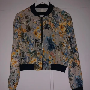 Zara blommig bomber jacka  - Tunnare ”finare” tyg  Använd 1gång  St L Kortare modell 
