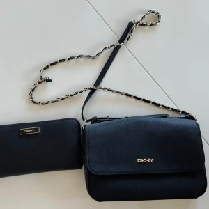 Dkny väskor och plånbok - Jättefina DKNY väskor och 1 plånbok! 🥰💕💕Köpta på NK i Stockholm! Pris kan diskuteras! 