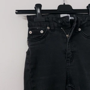 Svarta jeans - Svarta Jeans. Svarta Jeans Köpta från lager 157, använda flertal gånger men utan difekter, skador och i bra skick. 🫶