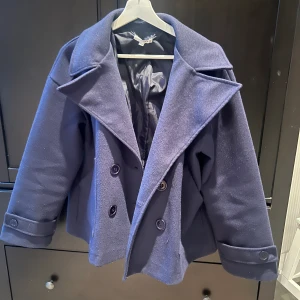 Design by si kappa - Säljer min design by si kappa i marinblå, strl M/L. Det är i fint skick och inga skador, passar perfekt nu till hösten! ✨ Säljer den för 400+frakt🌟