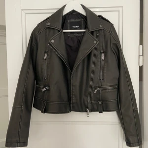 Bikerjacka - Strl M, passar mig som är XS/S. Aldrig använd. 