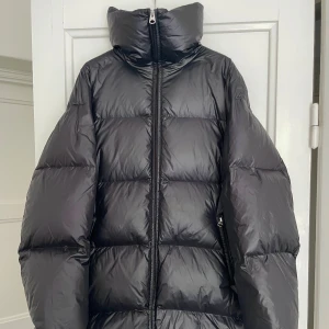 Arket dunjacka  - Strl XS. Sparsamt använd under en säsong, som ny. 