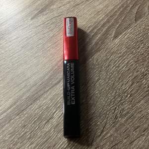 Säljer en Isadora Build-Up Mascara Extra Volume. Den har en snygg röd och svart förpackning som ger ett lyxigt intryck. Perfekt för att få extra volym på fransarna och en dramatisk look. Använd den för att få fylliga och definierade fransar som håller hela dagen. öppnad men oanvänd 