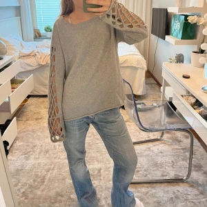 Grå stickad tröja - Grå stickad tröja med cut outs på ärmarna