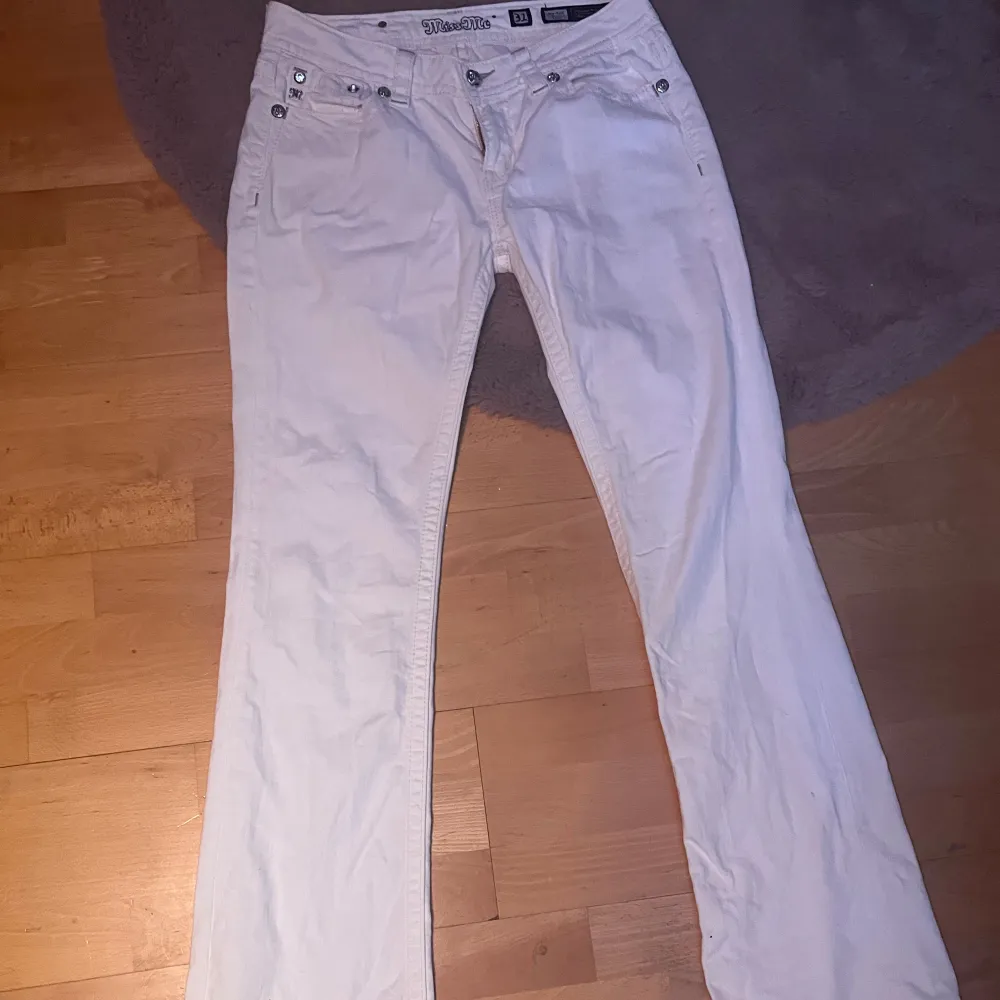 Säljer mina vita miss me jeans eftersom det var alldeles för stora för mig. Aldrig använda och därav har inga skador 💕 . Jeans & Byxor.