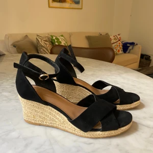 Klackar  - Klackar från H&M i storlek 38. Endast använda någon enstaka gång då de är lite för små för mig.