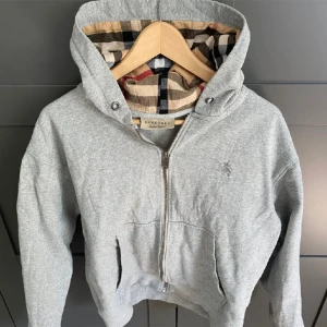 Burrberry tröja  - Burberry tröja till salu storlek s/m (Bilderna är från förra säljaren)