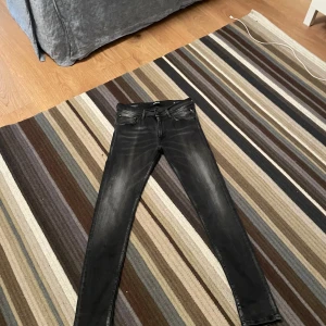 Replay jeans - Tja säljer nu mina replay jeans eftersom det är för små. Skicket på de är bra hör av er om ni vill ha mer bilder! 