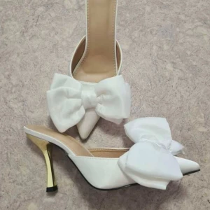 Klackskor rosett  - Jätte gulliga klackskor, använda vid ett tillfälle. Säljer på grund av att jag inte använder de. Köpta för 600kr i Istanbul 