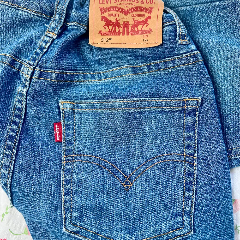 Säljer ett par Oanvända snygga Levi's 512 Slim Taper jeans i klassisk blå denim. De har en slim passform med avsmalnande ben och är perfekta för en stilren look. Jeansen har den ikoniska Levi's-lappen och den röda etiketten på bakfickan. Perfekta för både vardag och fest! . Jeans & Byxor.