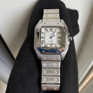 Tank klocka🤍 - Jätte fin silvrig klocka som är inspirerad utav ett välkänt märke🤍🩶 inga defekter! 