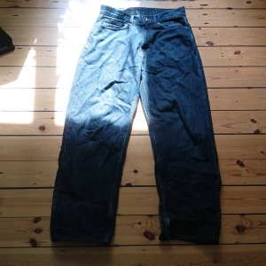 Baggy jeans - Så sjukt snygga baggy jeans som är för långa för mig så tyvärr måste jag sälja🥲 bra skick men slitningar nere vid fötterna(se bild 3 och 4), midjemått rakt över 38cm, inrebenslängd 73cm. Kommer ej skicka bilder på❤️