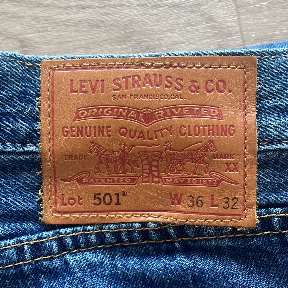 Säljer ett par klassiska Levi's 501 jeans i blå denim. De har en rak passform och är tillverkade i slitstarkt jeansmaterial. Perfekta för en avslappnad och tidlös stil. Storlek W36 L32.. Jeans & Byxor.