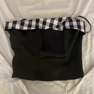 Svart och rutig y2k korsett - Köpt second hand, okänt varumärke, säljer pga för liten, storlek M men är liten i storlek