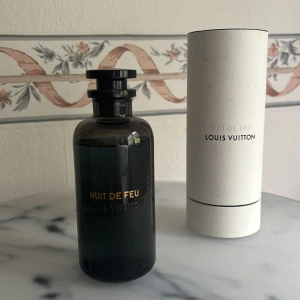 Nuit de Feu från Louis Vuitton - Nuit de Feu från Louis Vuitton. Flaskan är elegant och mörk, vilket ger en lyxig känsla. Doften har nyckelnoter av Centifolia-ros absolut, bulgarisk rosessens, oudträ, ambra, svartpeppar och saffran. 