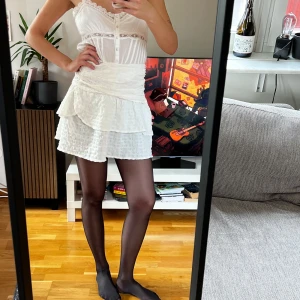 Gina Tricot vit kjol - Storlek 44 eller XL/XXL, aldrig använd så jättebra skick, väldigt söt och hostig med tight och boots. 