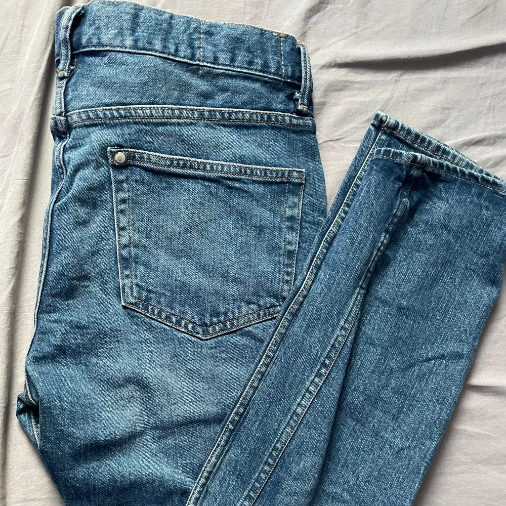 Blåa jeans köpta från vinted för 350kr, används inte längre passar mig som är 180. Priset kan diskuteras.. Jeans & Byxor.