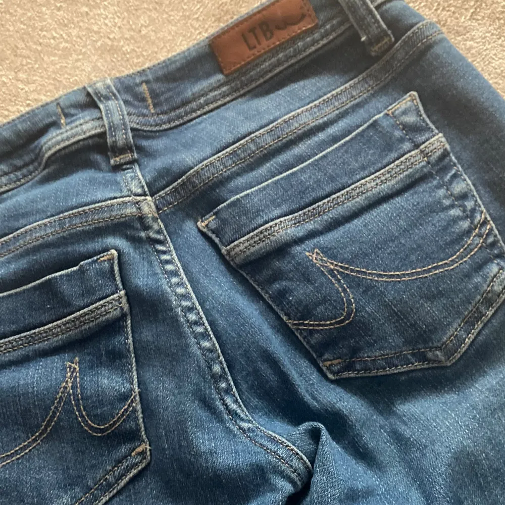 Jag säljer ett par ltb jeans för jag köpte ett par nya som jag tycker om mer och de liknar väldigt mycket❣️ Jag kan gå ner i pris vid snabb affär och meddela bara för fler bilder💗 De är sprättade vid änden och därför är de lite längre💞. Jeans & Byxor.