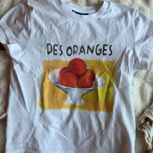 T-shirt med tryck från asos  - Storlek S, endast använd en gång. 