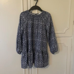 Skön och mjuk klänning! - Skön och mjuk klänning, blå storlek 134/140! Jätte fin på🩵 köpt ifrån zarlando/mgo💙 köpt för 400kr, kan funka som en lång tröja också🙏🏻