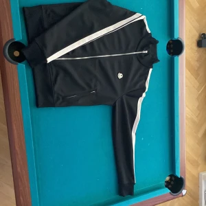 Palm angels X Moncler kofta till salu - Allt i bra skick köpte förra hösten i deptember . Storlek S. 